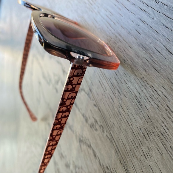 Fashion Sunglasses - Picture 2 of 4